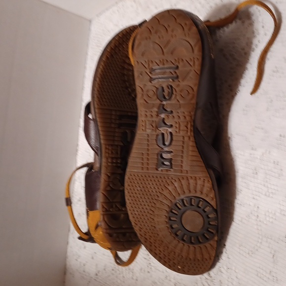 Merrell Sandles - Picture 5 of 5